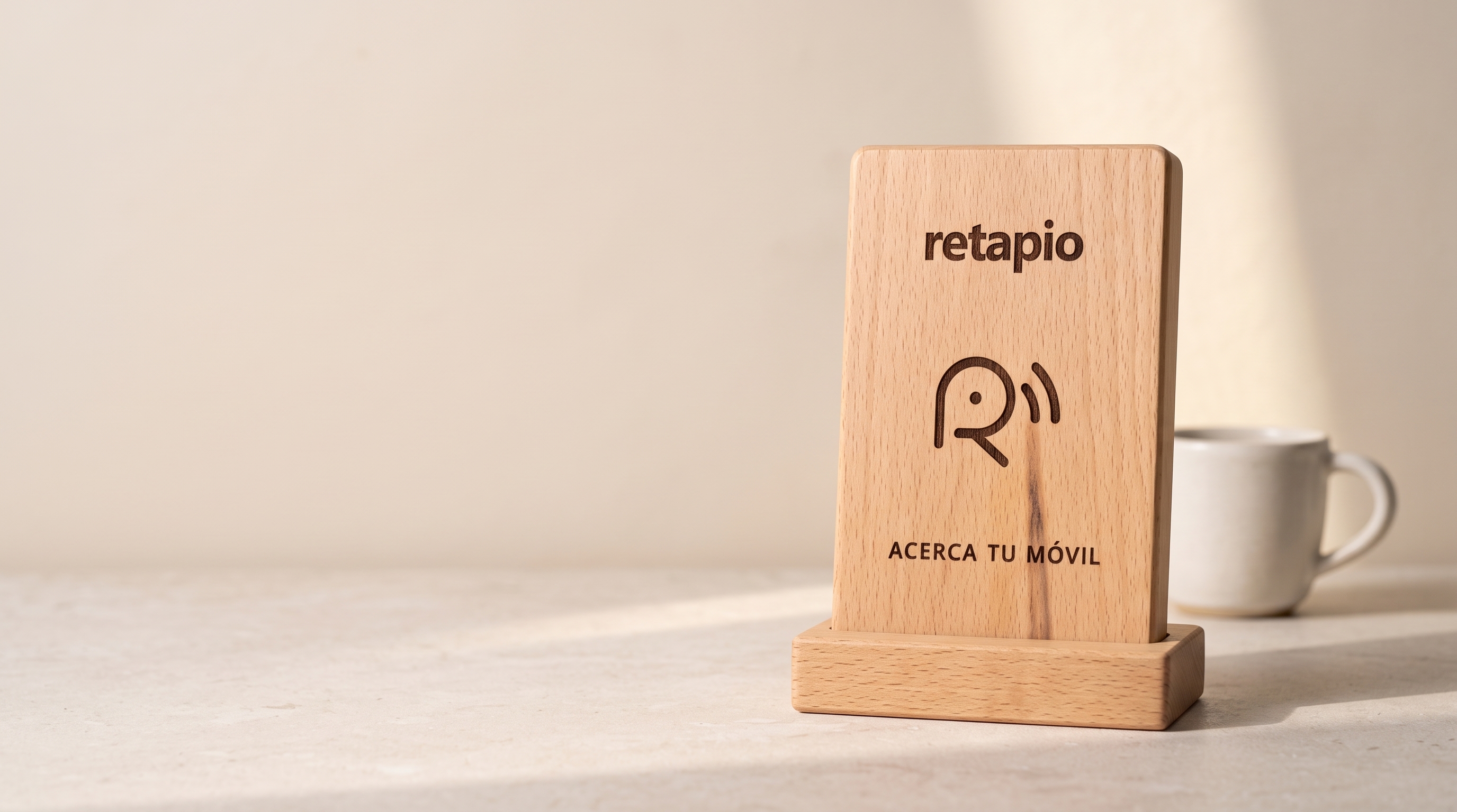 Punto Retapio de madera junto a una taza de café